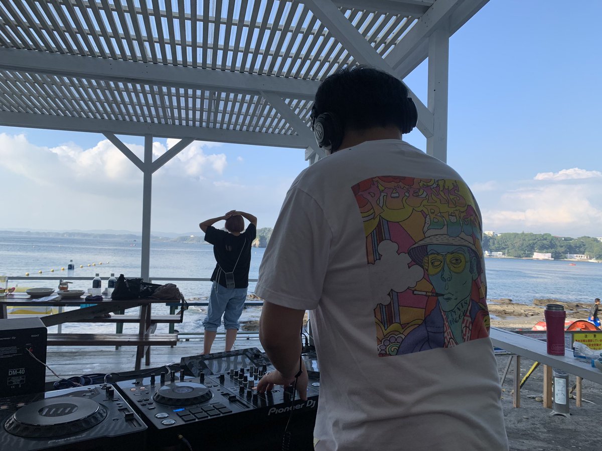 pervertti_sho's tweet photo. 夏季連続営業が今日でおしまい。50日間無休で駆け抜けたー🏃♂️
最終日に99Flagsのabura君ご来店からのブース設営からのBGMセレクトしてもらいました。楽しい時間をありがとう。99Flagsは9月18日におおばキャンプ場でパーティーがあります。
#99Flags
#chillout https://t.co/dwgkC1D1ZA