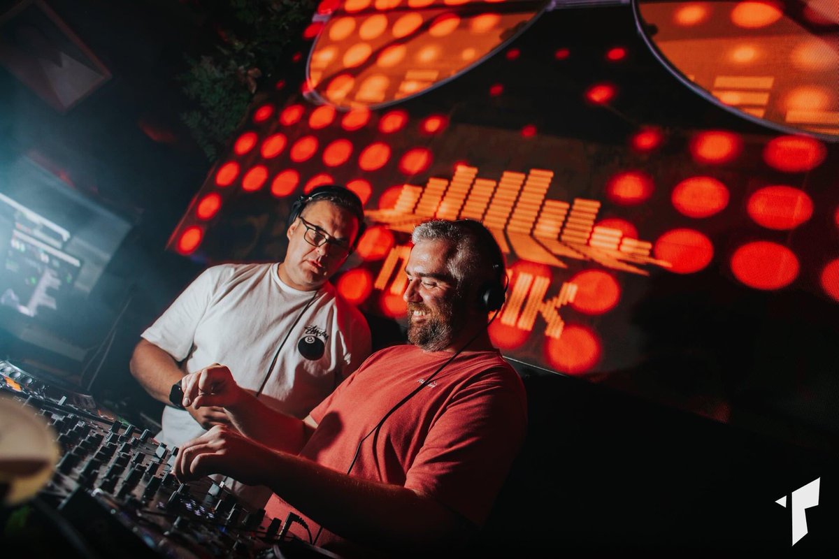 When the misses gives you a dirty look 👁👁! 

Love you longtime <a href="/GleaveOfficial/">Gleave</a> 

@MUSIKSUNDAYS bank holiday moments in the DJ box. 

#belfast #northernireland #belfastcity #house #housemusic #house #djset #live #music #beatport #traxsource #pioneerdj #producer #djlife #serato