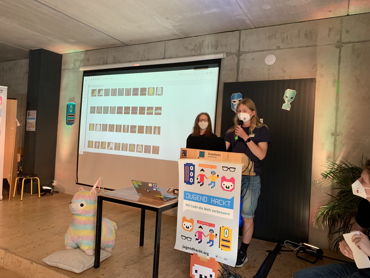 Das nächste Projekt generiert Bilder mit einem neuronalen Netz. In vielen Durchgängen lernt der Auto-Encoder, Motive verschiedener Kleidungsstücken auf fünf Parameter zu reduzieren und dann daraus ganz neue Bilder zu erschaffen. #jugendhackt #jhhh22 #jhhh2022