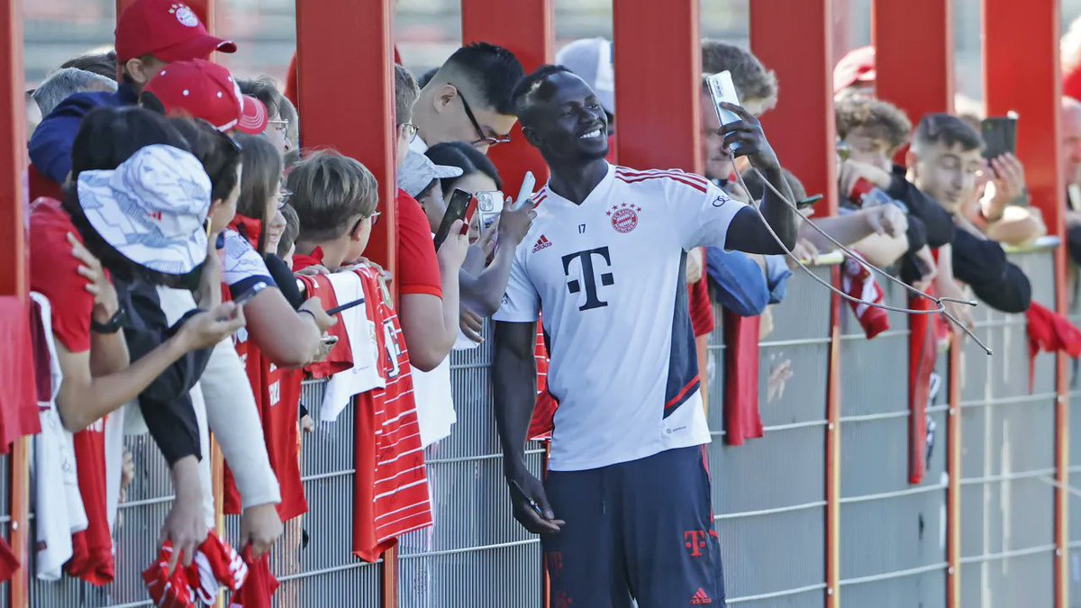 iMiaSanMia's tweet photo. Sadio Mané signed autographs to the fans for 105 minutes today! The Senegalese took the time for every single fan - signing autographs for everyone, taking selfies and even joking with some [📸 @BILD] https://t.co/liVU2krggb