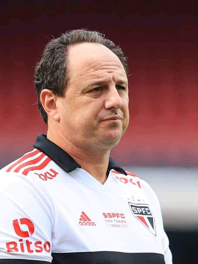 mateusachel's tweet photo. Imagina vc ser São Paulino, morar em outro estado e na oportunidade que você tem de ver o maior ídolo do seu clube, você vai até lá pra mandar ele tomar no cu?
#FechadoComOCeni https://t.co/XYSkR2C3K9