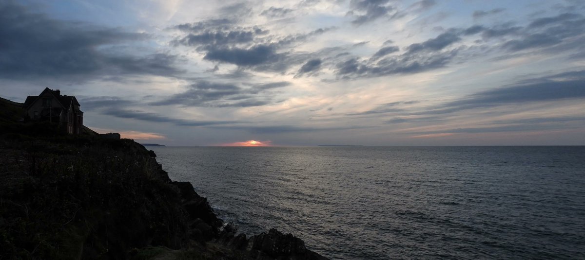 Hope lies in dreams, in imagination, and in the courage of those who dare to make dreams into reality. A moody Westward Ho!, everyone! Credits to Steve Matthews #StaySafe #westwardhobeach #northdevon @GreatDevonDays @lovenorthdevon @visitdevonbiz