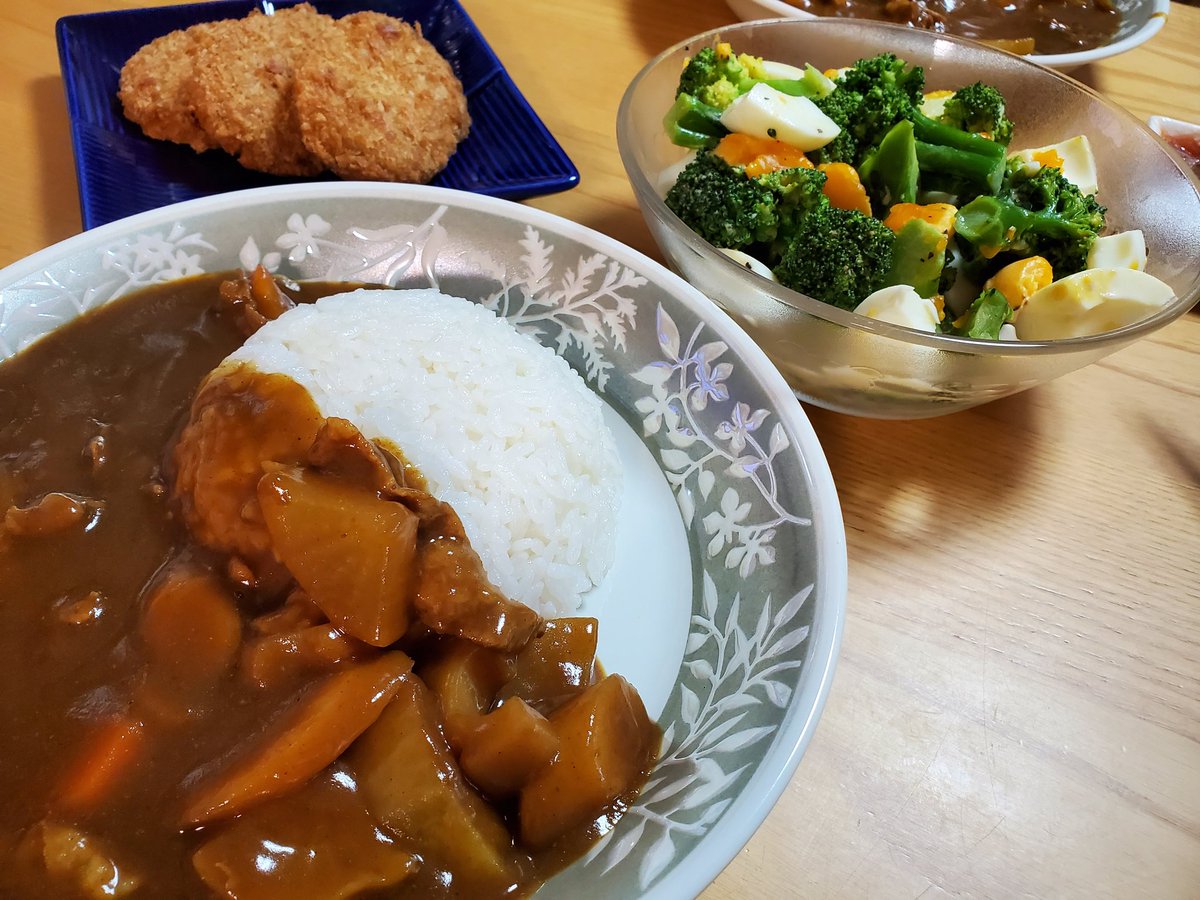 HUTSUNOgohan's tweet photo. こんばんわ
今夜は、分かりにくいですが
筑前煮カレーとスーパーのコロッケ
ブロッコリーと玉子のサラダです。
コロッケはスーパーのお惣菜(ちなみにアプロですw)

#カレー
#コロッケ
#お惣菜コーナー https://t.co/6zQLzQS30U