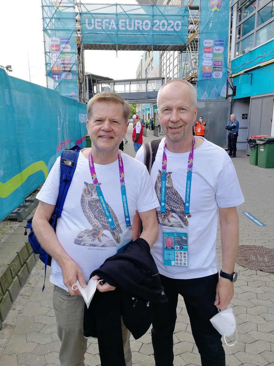 HenriPitkanen's tweet photo. @j_vainikka Jäi myös mieleen. Ennen Parkenin kuuluisaa ja historiallista iltaa legendat poseerasivat upeissa pöllöpaidoissaan. #Kunkku #Huuhkajat https://t.co/tFdohqq5hk