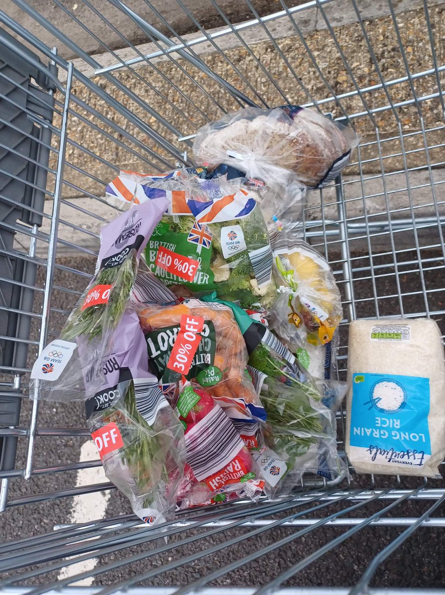 singleparentsup's tweet photo. Thank you Aldi UK (46-48 London Road, Blackwater) for your donation, this will be welcomed by our local single parent families #singleparentsupport https://t.co/UsdRKR4ZV6