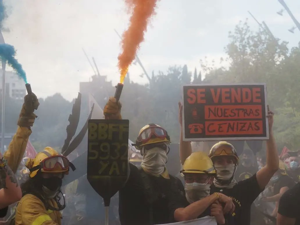 BBFFLuchaCyl's tweet photo. Recordamos a todo el mundo que en 26 días el operativo de #IIFF #INFOCAL estará en el PARO.
Que @UGTCyL y @CCOOCyL se han NEGADO por activa o por pasiva a REUNIRSE con el personal de incendios para hablar de sus condiciones laborales.
Están negociando SIN CONSULTAR al colectivo. https://t.co/xoq4QmbUAX