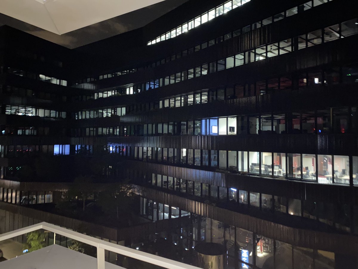 JuliaBounce's tweet photo. @AXAFrance économie d’énergie et écologie nuisance visuelle ça vous parle ? 
samedi soir à 00h30 hier, 7/7j le siège @AXAFrance laisse lumière écran &amp; ventilateur allumés alors qu’il est vide. Avec d’autres riverains nous nous interrogeons…? https://t.co/mFY9BYNbR8