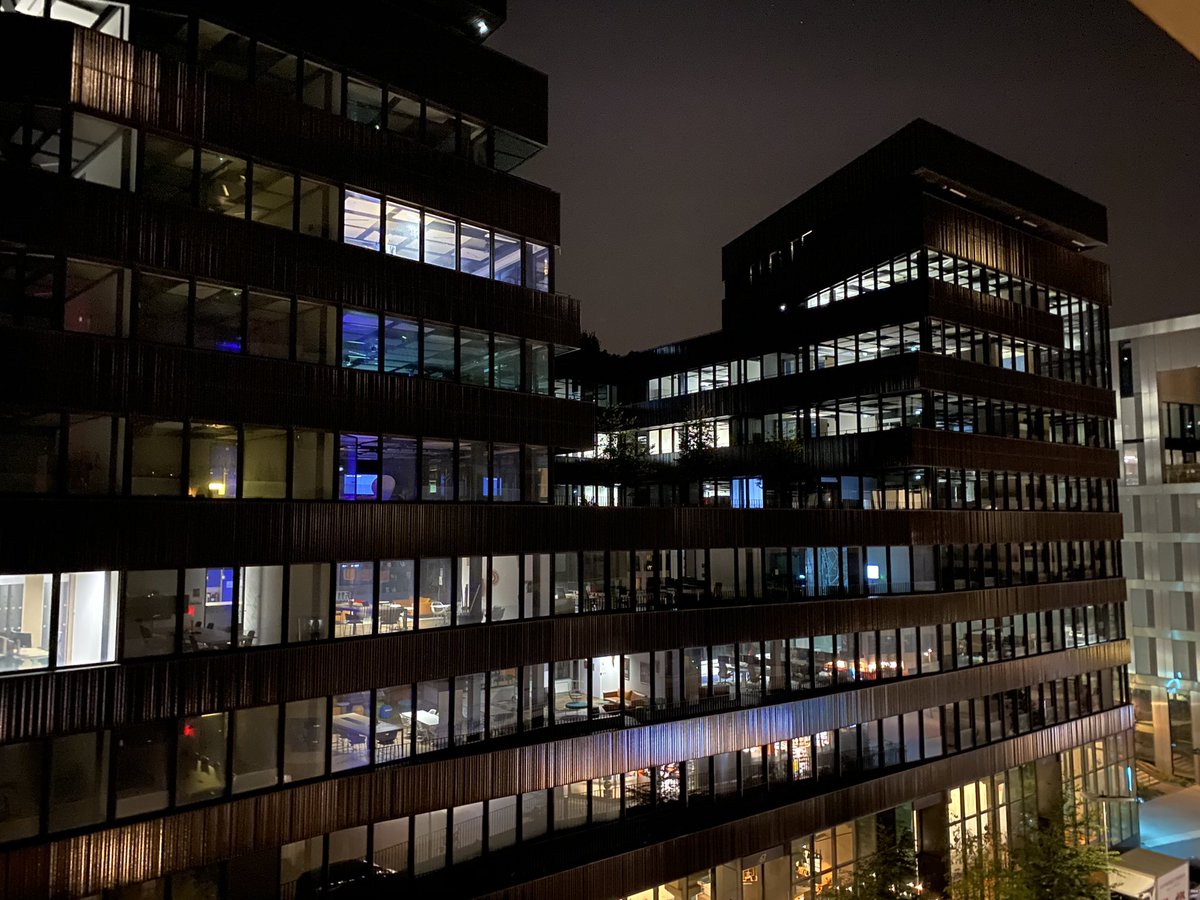 JuliaBounce's tweet photo. @AXAFrance économie d’énergie et écologie nuisance visuelle ça vous parle ? 
samedi soir à 00h30 hier, 7/7j le siège @AXAFrance laisse lumière écran &amp; ventilateur allumés alors qu’il est vide. Avec d’autres riverains nous nous interrogeons…? https://t.co/mFY9BYNbR8