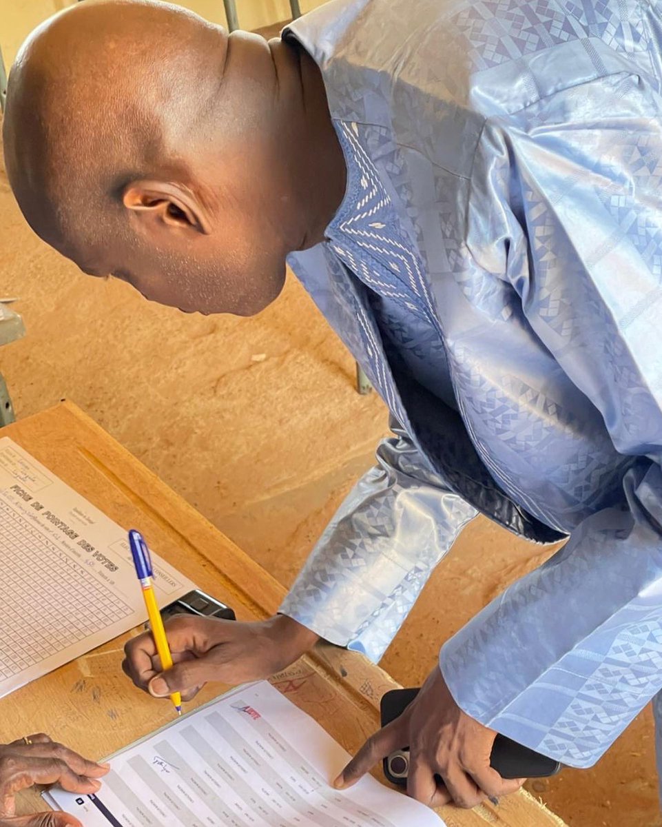 Aly_Ngouille's tweet photo. 🇸🇳En ma qualité de conseiller municipal je viens d'accomplir mon devoir d'élu local membre du corps électoral qui doit élire les membres du Haut Conseil des Collectivités Territoriales. Je salue la qualité de l'organisation du scrutin et la mobilisation des electeurs de Linguère https://t.co/xmxmquTt1s