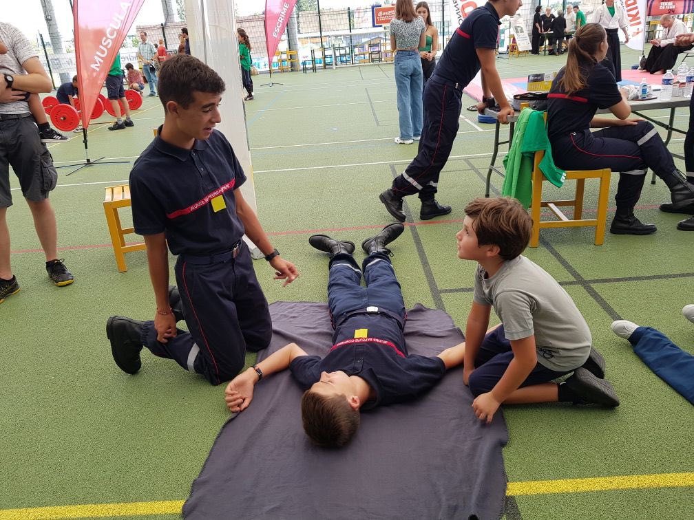 pompiers36's tweet photo. 👨‍🚒💪 Ce samedi, Sophie Lorilloux, monitrice secourisme de Cluis avec l’aide des jeunes sapeurs-pompiers (#JSP) de #Déols et de #Châteauroux étaient à la maison des sports. 
⛑ Ils ont animé un atelier sur les #GestesQuiSauvent pendant la journée sport santé du Tour de l’Indre. https://t.co/fSh7cd7EY2
