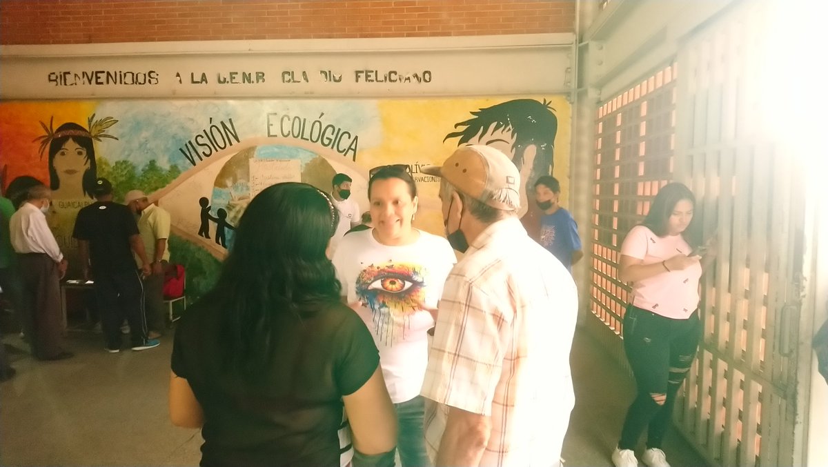 Refugios_AlcCcs's tweet photo. Siguiendo la líneas del Partido Socialista Unido de Venezuela @PartidoPSUV, se llevó a cabo la fiesta electoral, ocasión en la que la diputada @DorelysPsuv y nuestro director Abel Tejera visitaron los centros de la parroquia Macarao, para elegir a los representantes de la UBCH. https://t.co/FSCHwfR10T