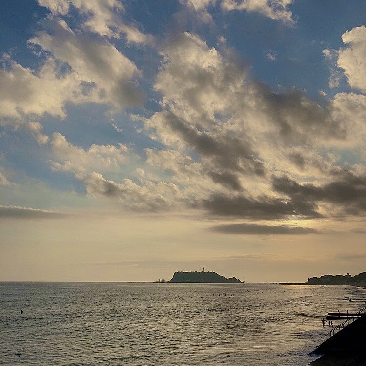 flashlpoint's tweet image. @鎌倉七里が浜　峰横　今日はロングで🌊
セット間長い腿ー腰。
最後の方、台風のうねりか？と思わせるセットもちらほら、、
空いてる海に、夏の終わりを感じさせる夕焼け空、今日も平和にサーフィン出来た事に感謝します🙏