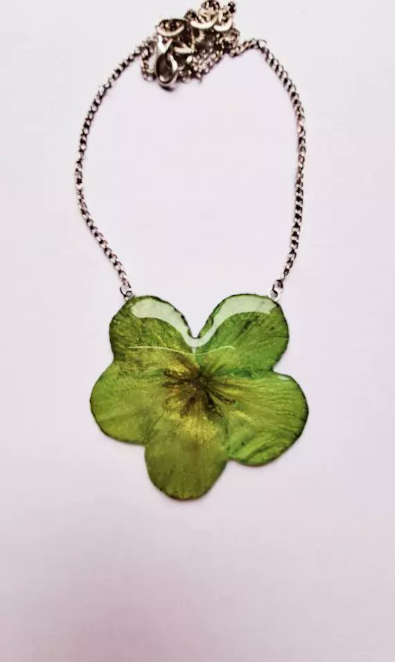 OrganicDesign5's tweet photo. In the minouette shop: Statement green gift necklace made of real winter flower hellebores, natural floral pendant for women, big Christmas jewelry for her by OrganicDesignNL at https://t.co/fzpWUbg8A7 https://t.co/9nCOcJneKs