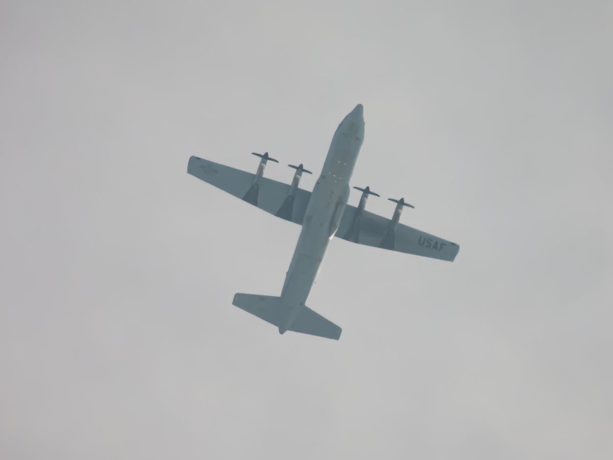 DLNetherlands's tweet photo. A huge train of 🇺🇸U.S. Air Force Lockheed C-130's just departed out of 🇩🇪Ramstein Air Base🤩. Due to the conditions 🇳🇱🌦️, I only was able to catch the leader of the pack, #RCH313.
#USAF @scan_sky @air_intel @DefenceGeek #NLspot https://t.co/rUYcRRmHr9