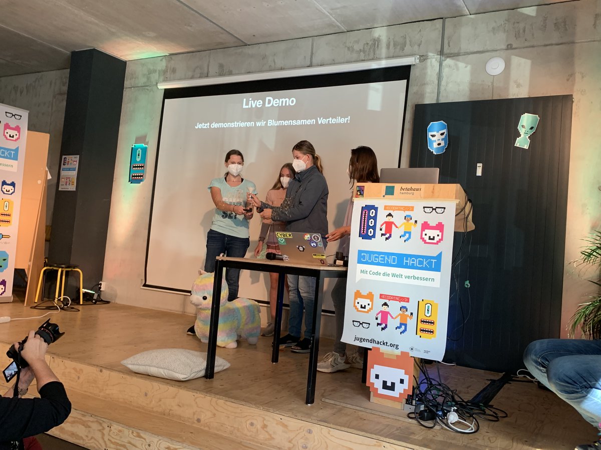 Flower Fly ist eine Drohne, die Blumensamen aussäen soll. Über eine Webseite kann man auf einer Karte auswählen, wo Blumen wachsen sollen. Der Prototyp kann schon mal Konfetti verteilen.
#jugendhackt #jhhh22 #jhhh2022