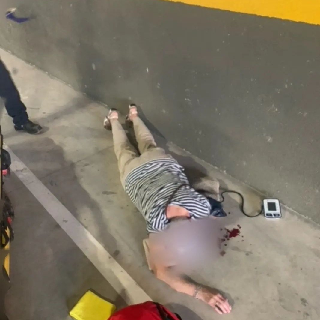 MediterraneoDGT's tweet photo. Una mujer de avanzada edad yace tendida en el suelo bajo un charco de sangre. Ha sido asaltada por un marroquí. 

La foto no es de Rabat. Ni de México DF. Es Olot, en Gerona. Y los medios NO te lo contarán. 

📢 Dale ¡RT! 
Que no nos oculten más la verdad.

📸 @voxsantadria https://t.co/u8nZQhw7m1