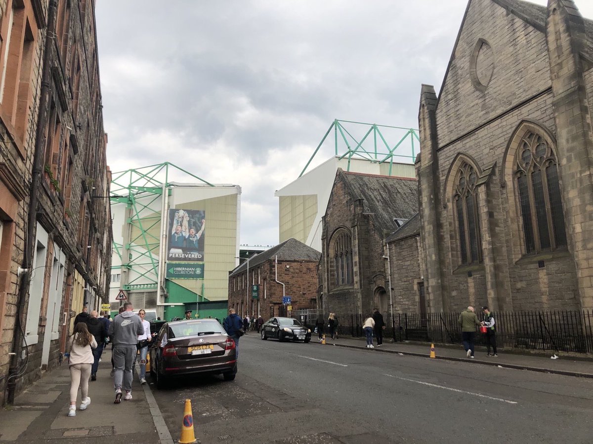 Yesterday comrades from Edinburgh branch were out for the hibs v Kilmarnock game collecting for the unite CEC strike fund. 

We are no strangers to supporting fellow workers in the city, and this time we managed to gather £381.46 for striking workers before the game!