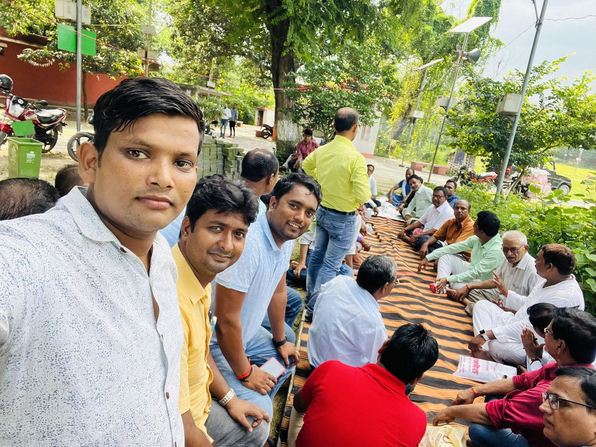 krishaza's tweet photo. चौरसिया महासभा द्वारा बाटी चोखा के भोज के साथ एक बैठक का आयोजन तमसा नदी एवं सिलनी नदी के संगम तट श्री चंद्रमा ऋषि आश्रम आजमगढ़ में आयोजित किया गया l जिसमें सैकड़ों चौरसिया समाज के लोगों ने भाग लिया और एकजुट रहने के लिए संकल्पित हुए |
कृष्णा चौरसिया युवासभा जिलाध्यक्ष आजमगढ़| https://t.co/sT8nlgqWPj