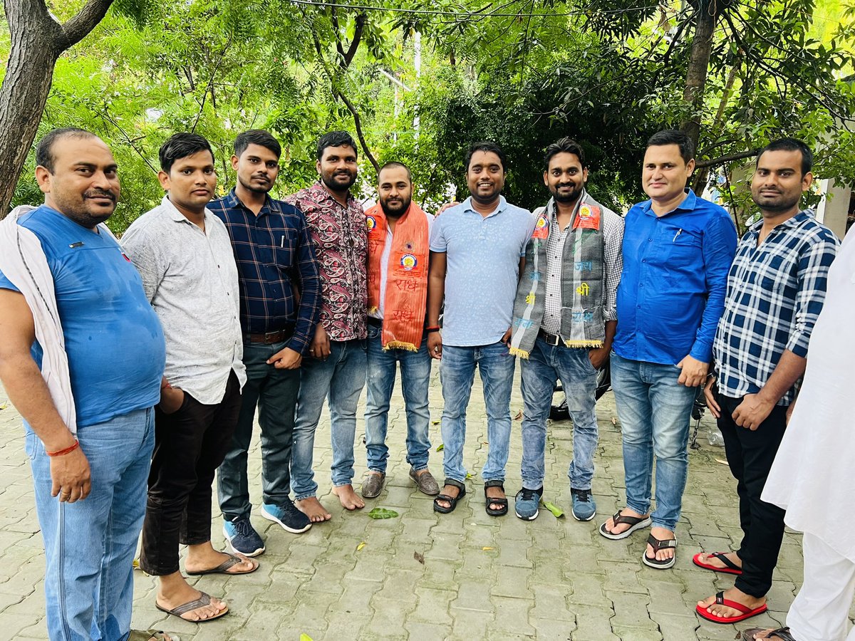 krishaza's tweet photo. चौरसिया महासभा द्वारा बाटी चोखा के भोज के साथ एक बैठक का आयोजन तमसा नदी एवं सिलनी नदी के संगम तट श्री चंद्रमा ऋषि आश्रम आजमगढ़ में आयोजित किया गया l जिसमें सैकड़ों चौरसिया समाज के लोगों ने भाग लिया और एकजुट रहने के लिए संकल्पित हुए |
कृष्णा चौरसिया युवासभा जिलाध्यक्ष आजमगढ़| https://t.co/sT8nlgqWPj