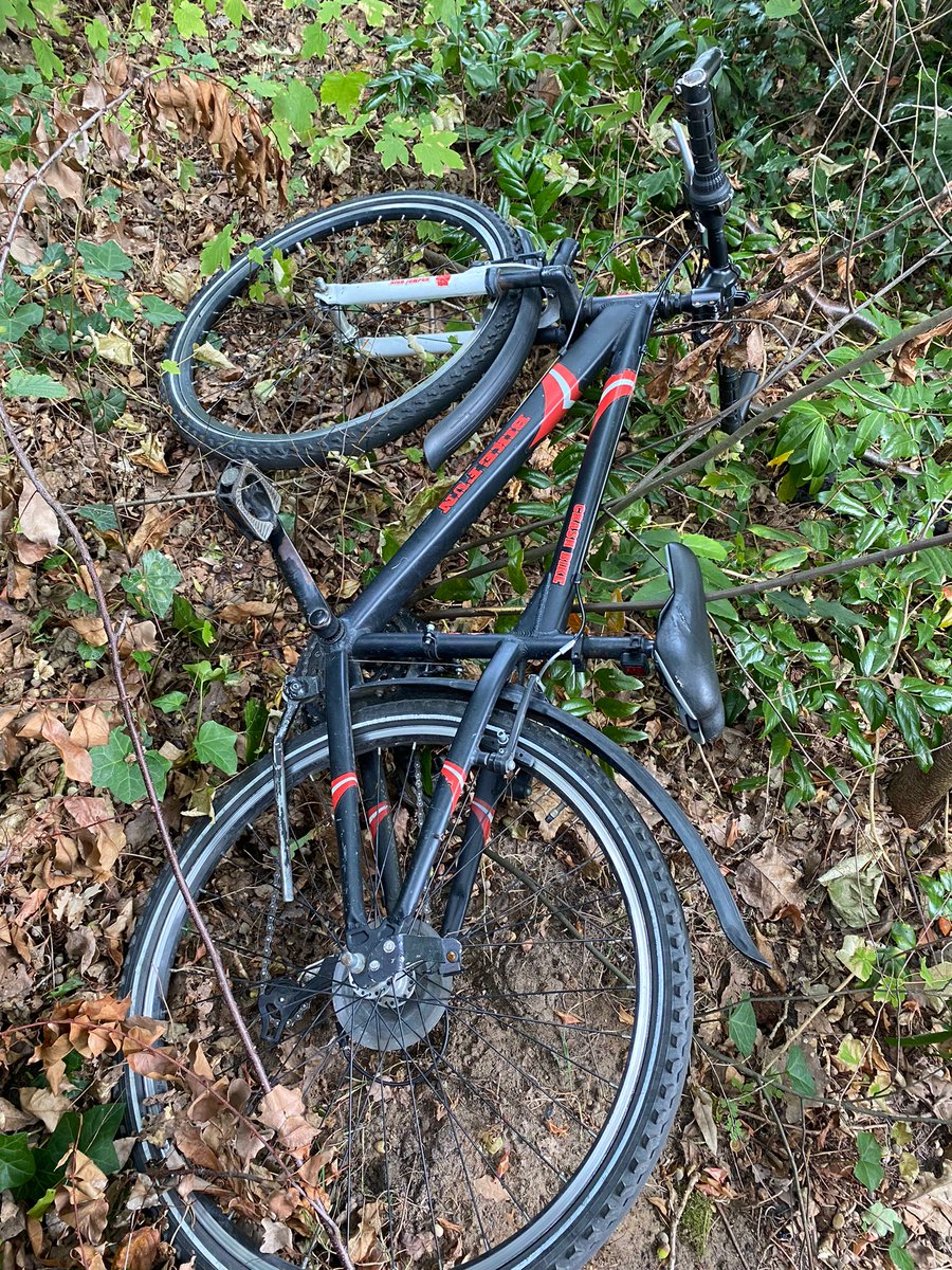 Deze fiets is ergens in #Maarn aangetroffen. Is er iemand die deze fiets mist of er meer van weet? We horen het graag!^JJ
#wijkagent #oproep #fiets