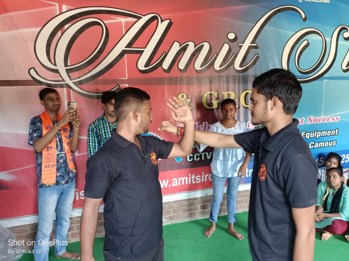GahoiAkshay's tweet photo. आज एबीवीपी ने कस्बे के अमित केमिस्ट्री क्लासेस में मिशन साहसी के द्वारा छात्राओं को आत्मरक्षा की ट्रेनिंग दी #abvpdynamite
@nidhitripathi92 @ABVPVoice @AshishSainram @AnshulVidyarthi @TarunBajpai13 @NirbhayPratap_ @AnkitChandel000 @jpsahuofficial @abvpforkanpur @sanskar_abvp https://t.co/q7JTd7Xz42