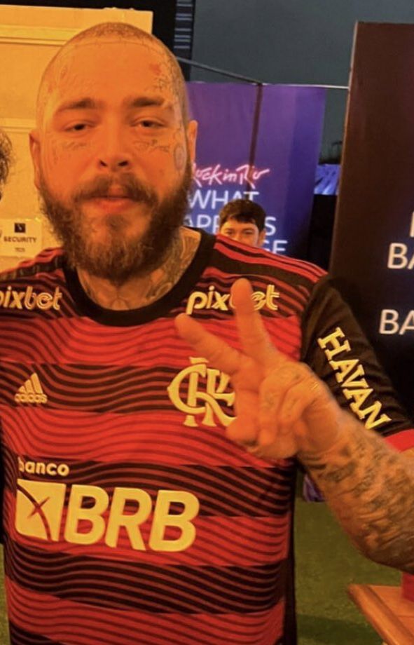 flumifogodagama's tweet photo. Como se não bastassem os tantos dissabores que os turistas enfrentam e ainda vem esse: ser forçado a vestir as cores do Bezerro Depilado. É nítido que o cidadão está clamando por ajuda.
#PrayForPostMalone https://t.co/cAHYUYFAh0