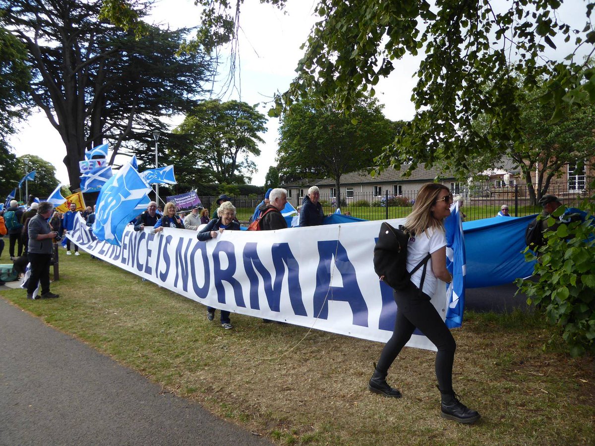 lorrainecarson2's tweet photo. @YesRosCataibh at the @AUOBNOW Inverness march #yes #IndependenceIsNormal https://t.co/Y1RO18XW74