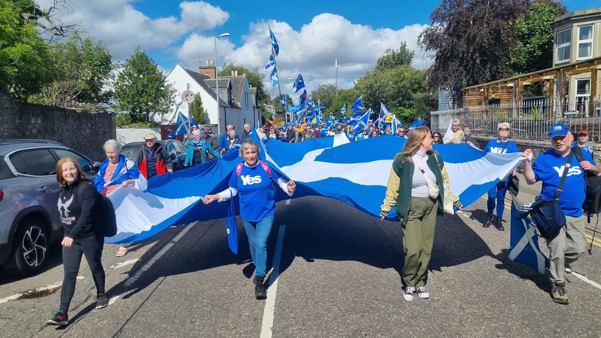 lorrainecarson2's tweet photo. @YesRosCataibh at the @AUOBNOW Inverness march #yes #IndependenceIsNormal https://t.co/Y1RO18XW74