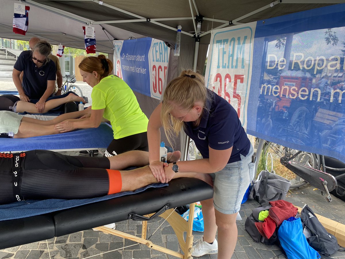 De hele dag staan er therapeuten en masseurs klaar voor de triatleten tijdens <a href="/KeistadTri/">Keistadtriathlon</a> 
#amersfoort #fysiotherapie #eemplein #massage