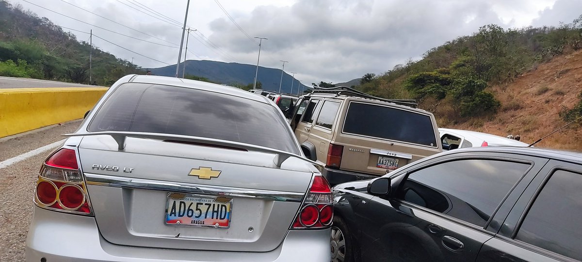 roshernandez's tweet photo. Las colas que se forman para llegar a la alcabala de.peracal son horrendas. Entre el desorden de quienes deciden  no hacer la larga cola y solo dos canales de paso que abren las autoridades, fácil pasamos tres horas ahí esperando... 

Es triste normalizar está situación https://t.co/yUvruhz5Hw