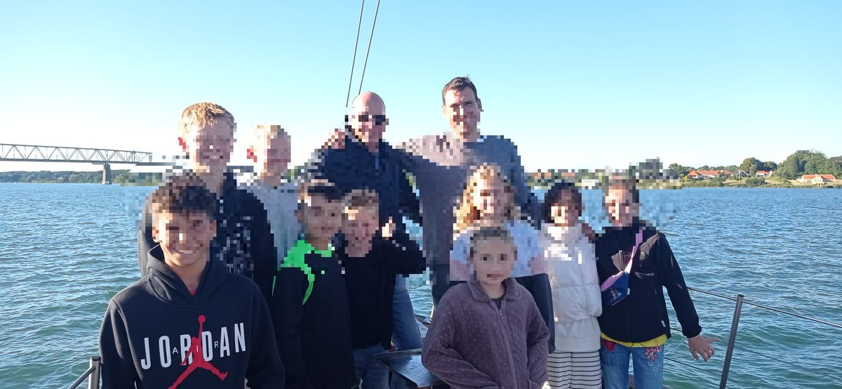 Fco_Quevedo's tweet photo. Ya tenemos en casa a los alumnos del intercambio Erasmus+ SOSOLVER. Increíble experiencia que les ha permitido intervenir de la cumbre del clima de Middelfart. Trabajando en una educación internacional y bilingüe.
#SOSOLVER
@sepiegob
@educacmadrid
@Aytofuenlabrada
@almupaleo https://t.co/i0IsBrYNtA
