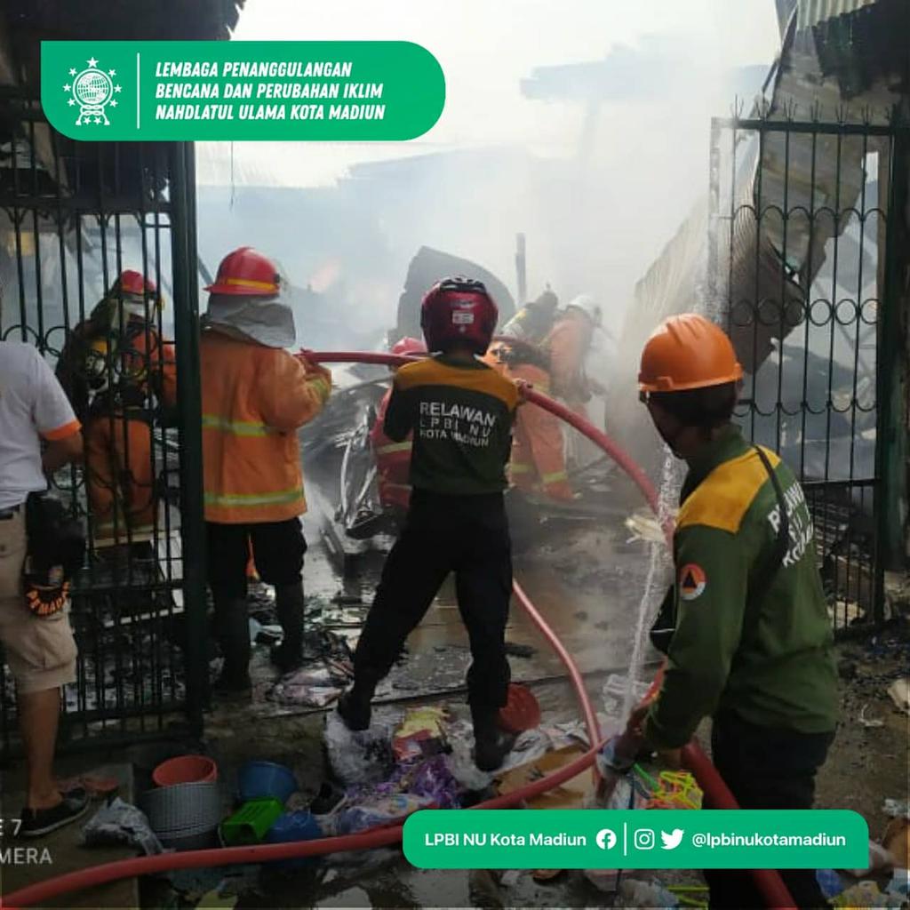 lpbinukotaAE's tweet photo. Relawan LPBI NU Kota Madiun Peduli membantu tim pemadam kebakaran dalam memadamankan api pada kejadian kebakaran di Pasar Dungus Kab. Madiun
#pasardungus #dungus #pemadamkebakaran #damkar #kebakaran #nahdlatululama #nu #lpbinu #lpbinukotamadiun #nukotamadiun #pcnukotamadiun #kare https://t.co/LF7wwTjBXL