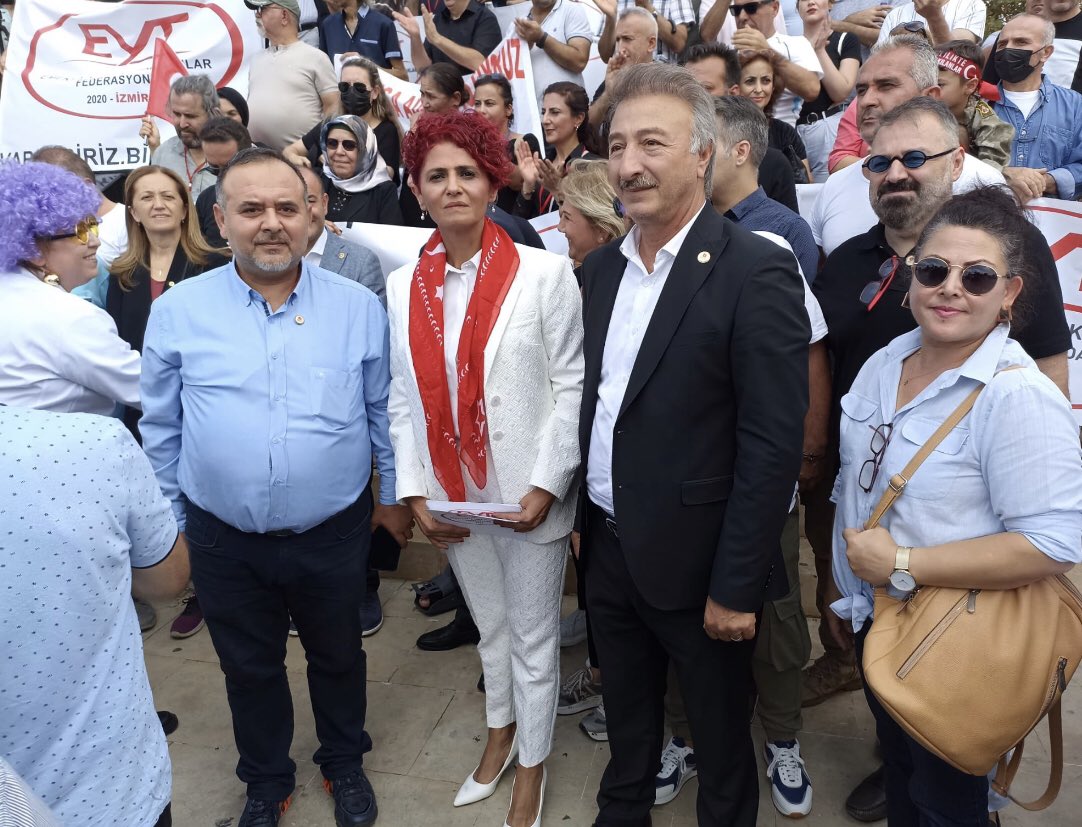 MusaHaciahmtogl's tweet photo. Gönül Boran Özüpak EYT emeklilikte yaşa takılanlar federasyon başkanımızın basın açıklamasında il ve ilçe teşkilatlarımız olarak yanında olup desteklerimizi sunduk. Takipçisi olacağız. #EYTHakkıİcinKadıköyde https://t.co/WWBzu1JBMb