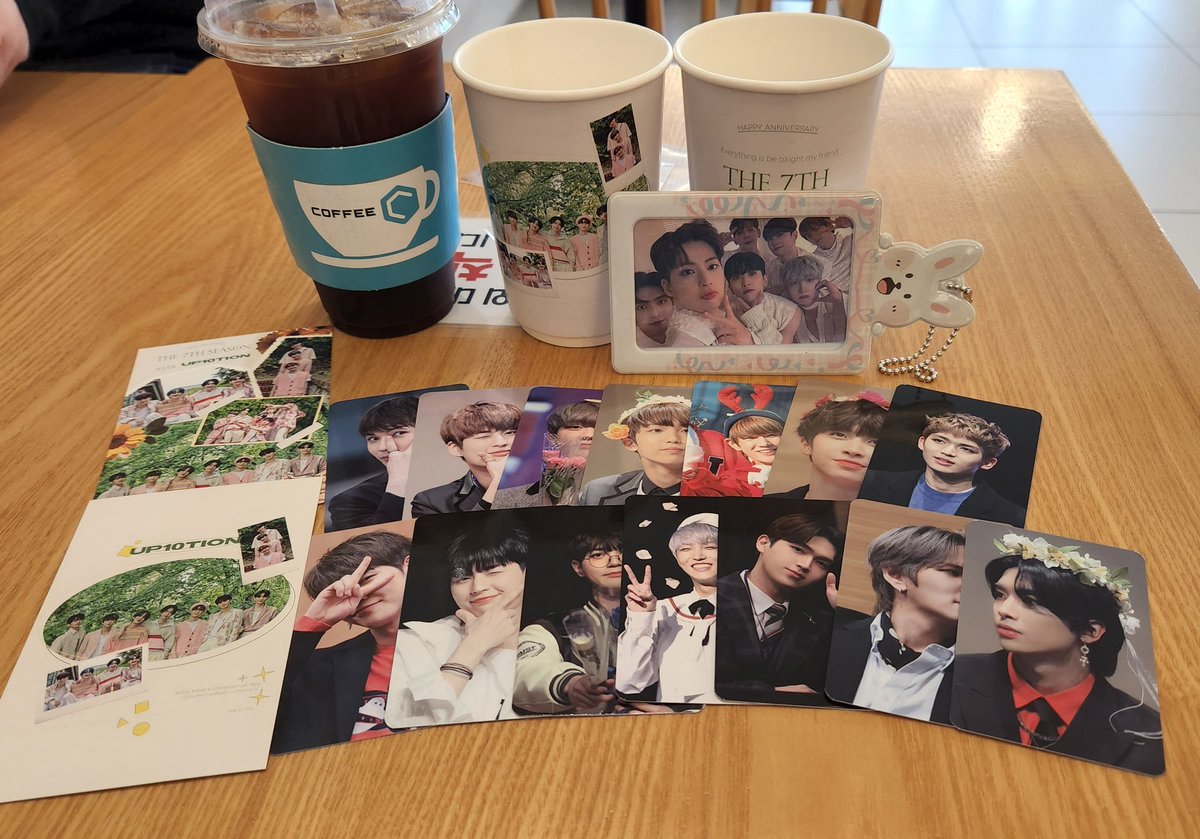 gleaming_Gyujin's tweet photo. 🌸커피씨

아기업텝션부터 멋짐 풀장착한 업텐션까지 골고루 볼 수 있었던 사진 맛집👍 그 중 원픽 규진이😊 
예쁜 특전들 감사합니다🙇‍♀️

오래오래 볼 수 있음 좋겠다, 얘들아.

#업텐션7주년축하해 https://t.co/fPoslAZNyZ