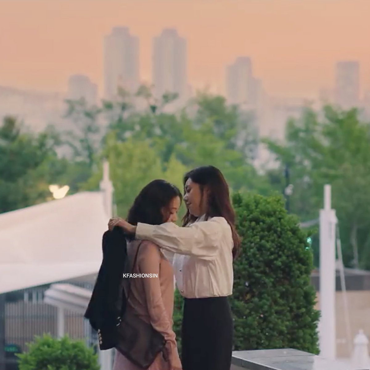 kfashionsin's tweet photo. #KimGoEun's Fashion
tvN Drama "#LittleWomen" Episode.01
🛍https://t.co/z7YtHOGcY3 https://t.co/ksZa2nCEmy https://t.co/pOKyMmXpXo
#kimgoeunfashion #김고은 #김고은패션 #kfashionsin #kdramafashion #kdramastyle #작은아씨들 #LittleWomenEp1 #cordinary #loewe #jimmychoo https://t.co/iyq6kS43lX