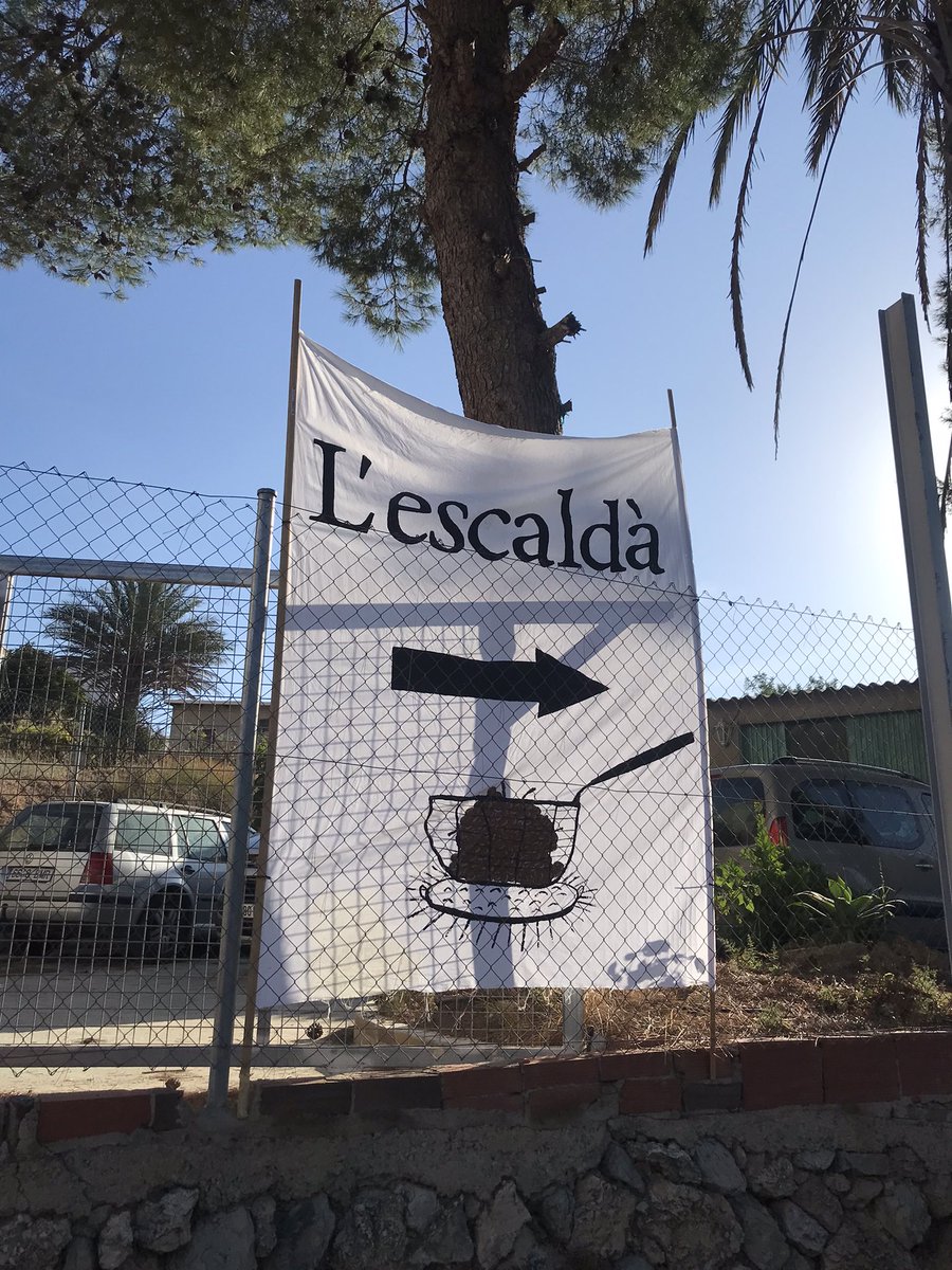 Escaldà de la pansa!! 🍇🔥
Preparats a #Montitxelvo per a complir una tradició, ara festa i folklore. Abans, necessitat i negoci. 
Tenim al millor ciceronne, @TramusAmbDatils 🤩