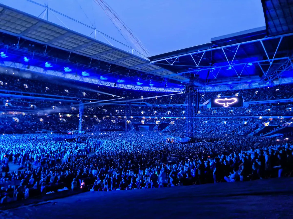 gemmacombellack's tweet photo. A gig like no other. Goosebumps and tears throughout. What a beautiful showcase of love for one of the best to ever do it ❤️ 

TAYLOR FUCKING HAWKINS 🦅 #taylorhawkinstribute https://t.co/1CujuXshJP