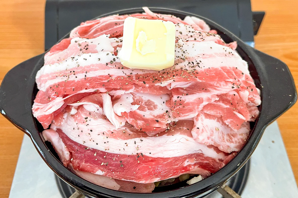 まろやかさが最高！旨味が詰まった「無水豚バラクリームなべ」。