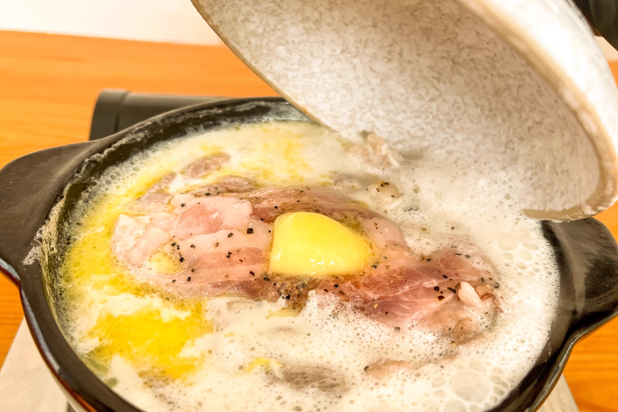 まろやかさが最高！旨味が詰まった「無水豚バラクリームなべ」。