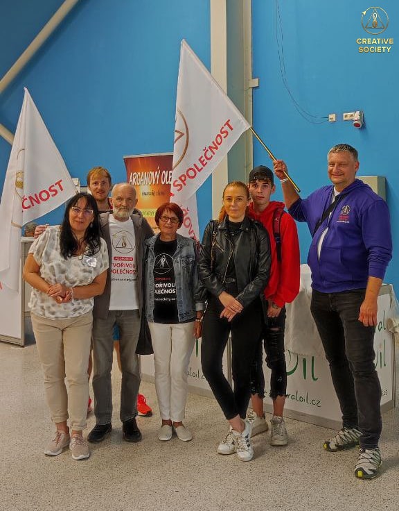 CreativeScty's tweet photo. 📍 #CreativeSociety team took part in Citizens' Assembly on #EnergyCrisis in #Ostrava #Czechia 

Our #flag attracted people's #attention as they came to ask what it represents. We made a #presentation of the #project &amp; invite people to join in
#CzechRepublic #CitizensAssemblies https://t.co/eRz1NRpGl3