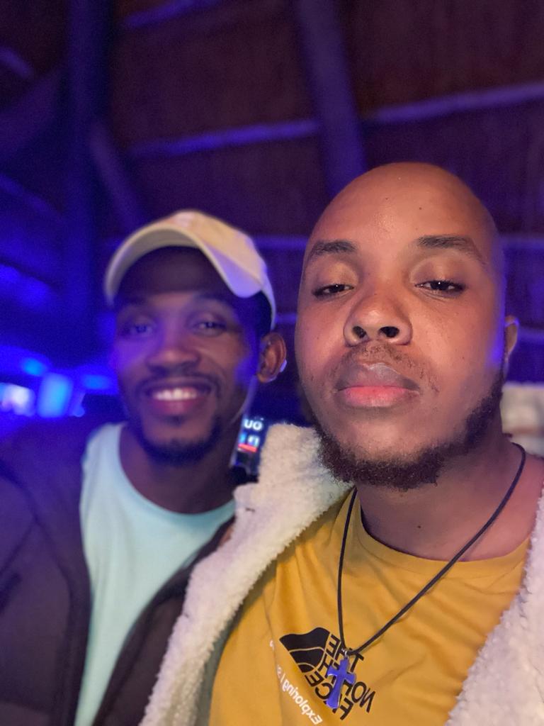 Sizwe_M1's tweet photo. I saw and chilled with Mfaniseni itolo/namuhla ekseni. Intfo lengiyjabulile😂😂😂😂 last saw Bob kubo 2019 mosi. https://t.co/3xNCYWZcjD