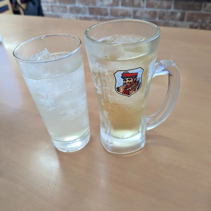 町中華で昼酒、千円でお酒二杯とおかず一皿という安さ、味も量も良かった  
