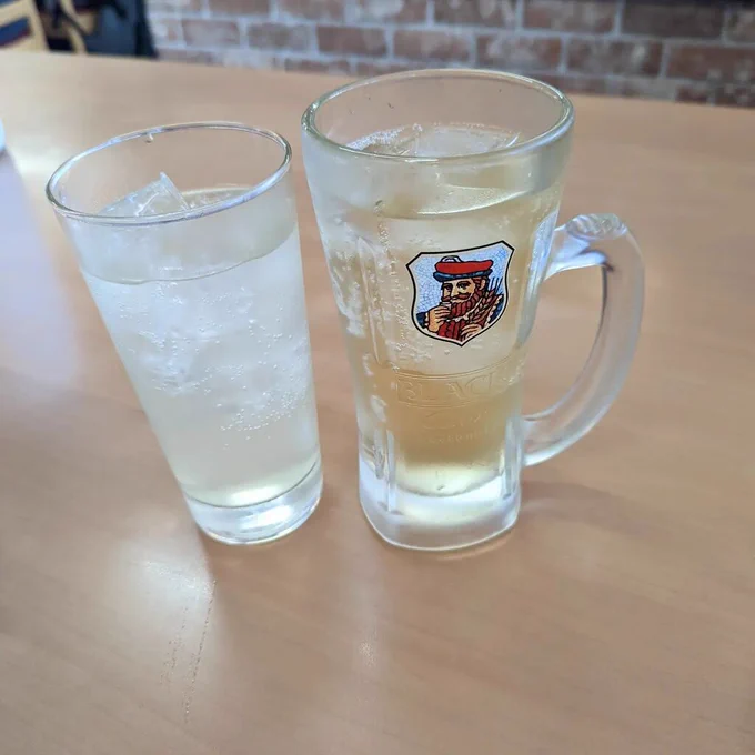 町中華で昼酒、千円でお酒二杯とおかず一皿という安さ、味も量も良かった  