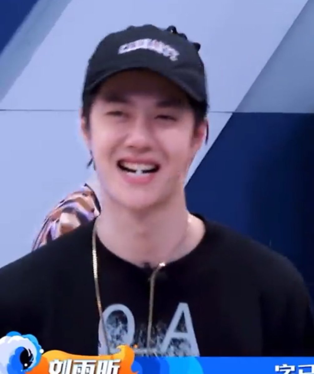 foryouyibo1530's tweet photo. ที่เห็นคุณเค้าจับน้องเป็ดเหลืองตัวนี้มาจับๆ บีบๆ นี่ไม่ใช่เพราะเห็นน้องน่ารักนะ...แต่คุณเค้ากำลังหาทางฆาตกรรมน้องเป็ดตัวนี่เพื่อแย่ง นกหวีดที่มีเสียง ปี๊บๆๆๆ มาเป็นของตัวเองจ้าาาาาาา #หวังอี้ป๋อ #wangyibo #CaptainYiboSDC5 #scd5 #StreetDanceOfChinaS5 https://t.co/JURoGTC2lf