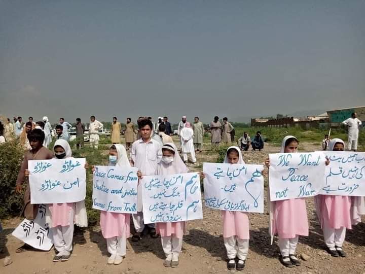 AimalWali's tweet photo. امن ہماری خواہش نہیں ضرورت ہے۔آج انتہائی خوشی ہورہی ہے کہ قومی سطح پر ہمارے بچے، جوان، بزرگ،مائیں، بہنیں یک آواز ہو کر امن کیلئے آواز اٹھارہے ہیں۔یہی وہ شعور ہے جس کیلئے باچا خان سے لے کر آج تک قومی تحریک کے کارکنان نے قربانیاں دی ہیں۔امن کی بات جہاں ہوگی، اے این پی حمایت کرے گی https://t.co/k3R7IJZIPF