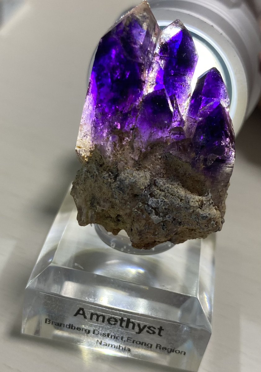ナミビアのブランドバーグ産アメジストクラスター
城のような佇まいと、光を透過したときの紫色が素敵