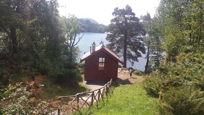 Baerenreiter's tweet photo. Edvard Grieg died on this day back in 1907

This hut situated in the grounds of his house in Troldhaugen, Bergen is where he did his composing. 

It is easy to see how his compositions would have been influenced by these wonderful surroundings https://t.co/Bg2vov9g2S