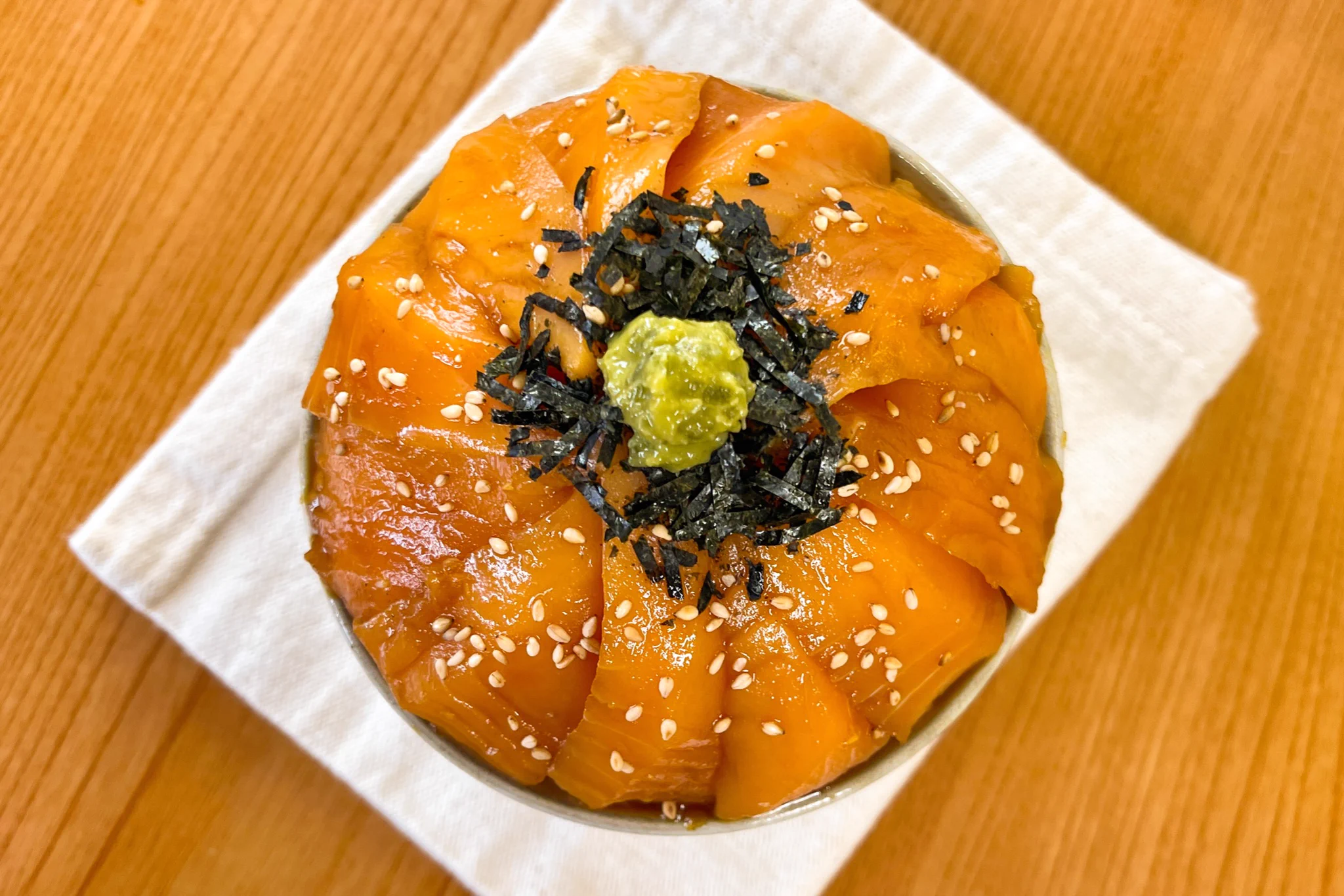 卵黄を入れることでまろやかな味わいに仕上がりそう！とっても美味しそうな、サーモンの「漬け丼」レシピ！