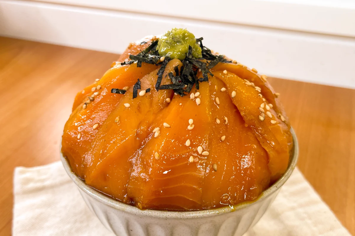 卵黄を入れることでまろやかな味わいに仕上がりそう！とっても美味しそうな、サーモンの「漬け丼」レシピ！