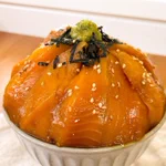 卵黄を入れることでまろやかな味わいに仕上がりそう!とっても美味しそうな、サーモンの「漬け丼」レシピ!
